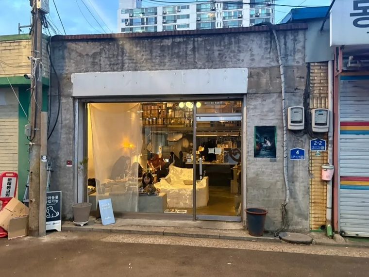 문래동 골목, 불 켜진 작은 책방 포엣룸 외관